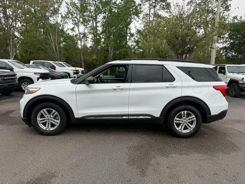 Oxford White 2023 Ford Explorer XLT