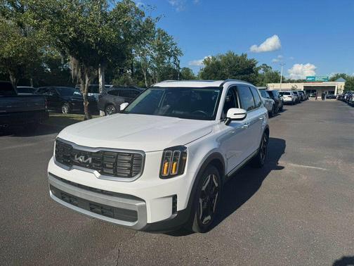 Glacial White Pearl 2024 Kia Telluride S