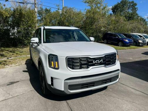Glacial White Pearl 2024 Kia Telluride S
