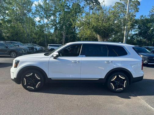 Glacial White Pearl 2024 Kia Telluride S
