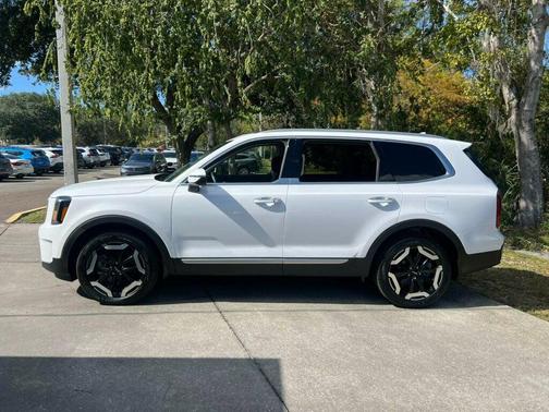 Glacial White Pearl 2024 Kia Telluride S