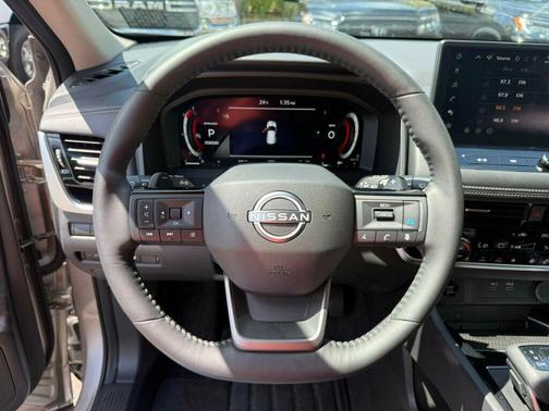 Champagne Silver Metallic 2025 Nissan Rogue SL