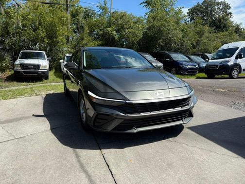 2025 Hyundai ELANTRA SE