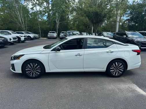 Glacier White 2025 Nissan Altima SV FWD