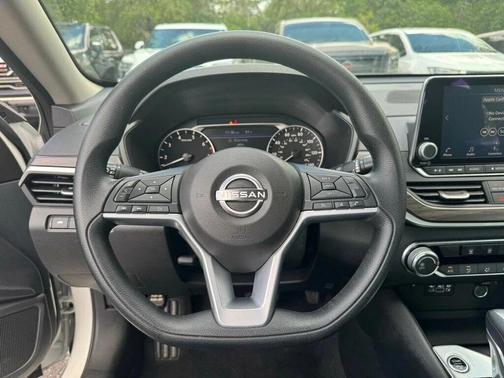 Glacier White 2025 Nissan Altima SV FWD