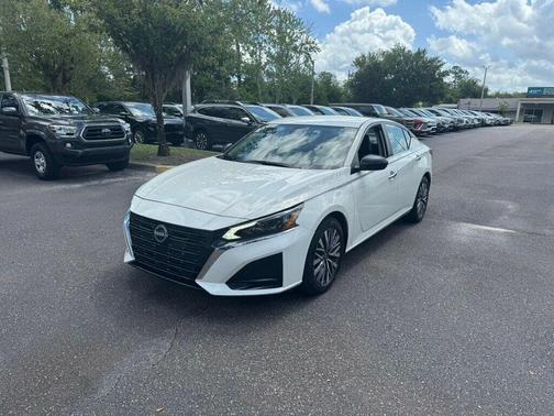 Glacier White 2025 Nissan Altima SV FWD