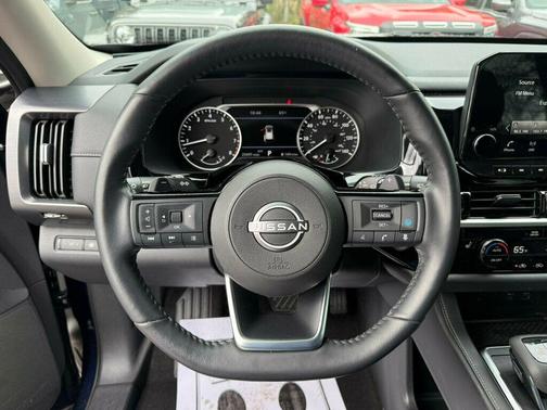 2023 Nissan Pathfinder SL 4WD