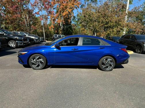 2025 Hyundai ELANTRA SEL