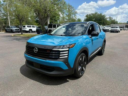 Arctic Ice Blue Metallic/Super Black 2025 Nissan Kicks SR