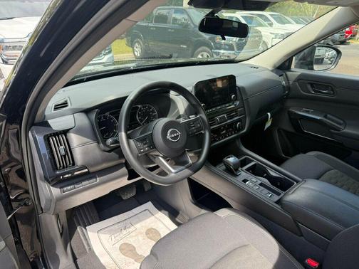 2025 Nissan Pathfinder S FWD