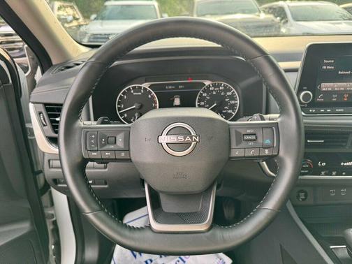 Glacier White 2025 Nissan Rogue SV
