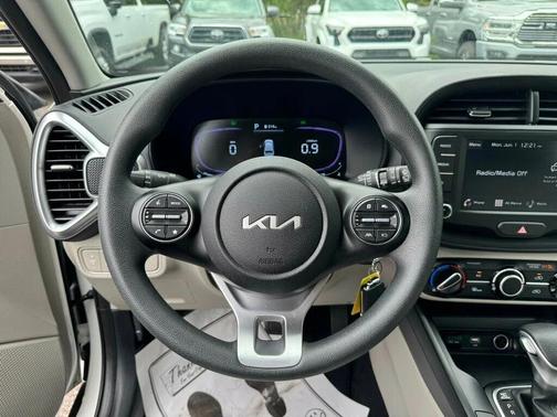 Snow White Pearl 2025 Kia Soul LX