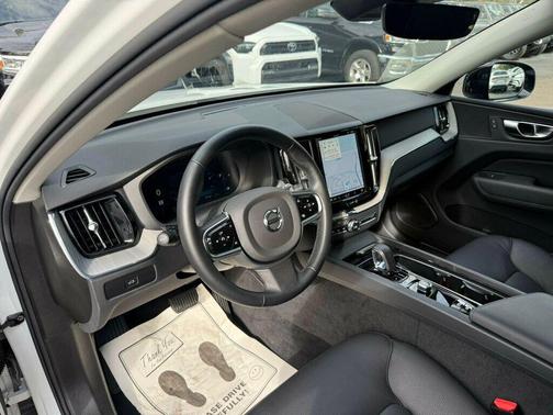 2025 Volvo XC60 B5 Plus