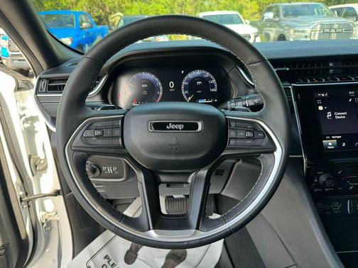 Bright White Clearcoat 2023 Jeep Grand Cherokee Altitude