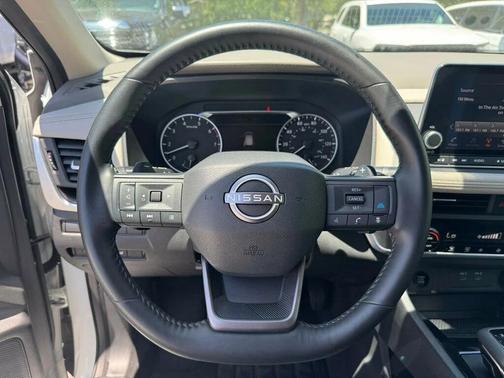 Glacier White 2025 Nissan Rogue SV