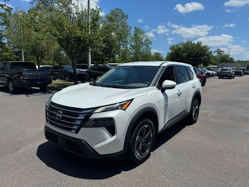 Glacier White 2025 Nissan Rogue SV