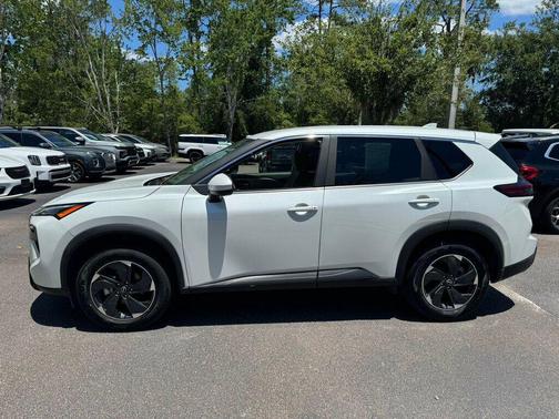 Glacier White 2025 Nissan Rogue SV