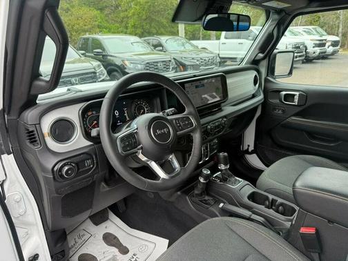 2025 Jeep Wrangler 4-Door Sahara 4x4