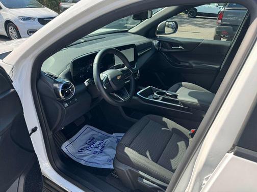 Polar White Tricoat 2026 Chevrolet Equinox 1LT