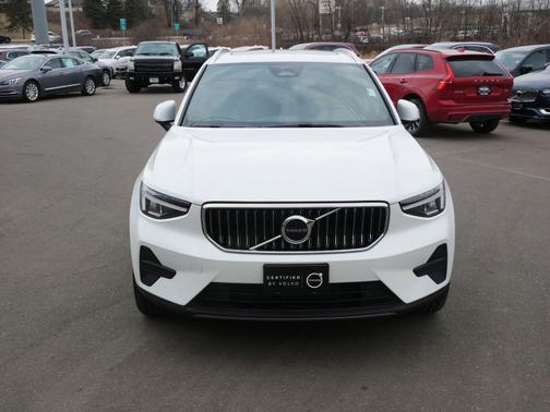 2025 Volvo XC40 Core Bright Theme