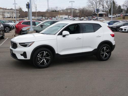 2025 Volvo XC40 Core Bright Theme