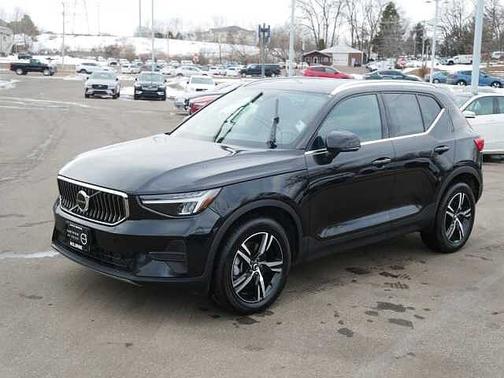 2025 Volvo XC40 Core