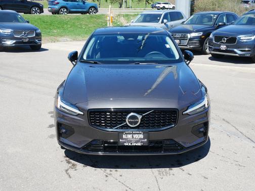 2024 Volvo S60 Plus Dark Theme
