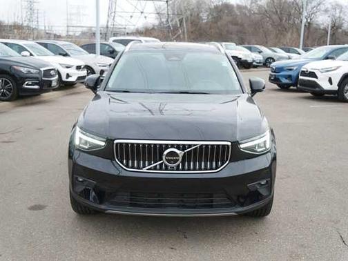 Onyx Black 2025 Volvo XC40 Plus