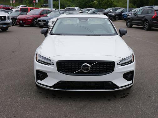2024 Volvo S60 Plus Dark Theme