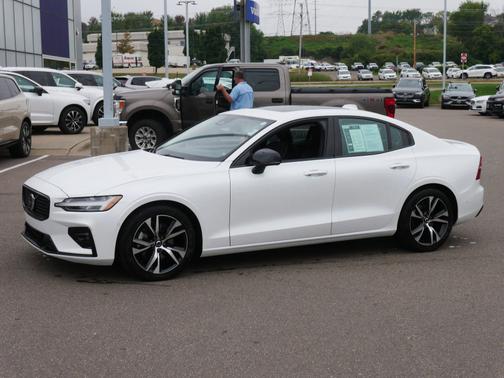 2024 Volvo S60 Plus Dark Theme