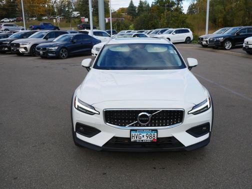 2022 Volvo V60 Cross Country T5