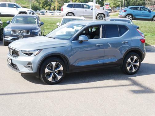 2023 Volvo XC40 Plus Bright Theme