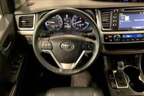 Midnight Black Metallic 2016 Toyota Highlander XLE