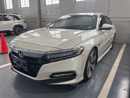 Platinum White Pearl 2018 Honda Accord Touring