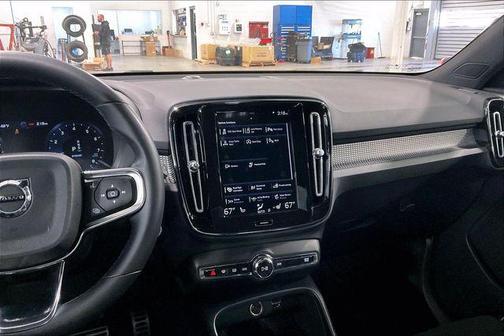 2022 Volvo XC40 T5 R-Design