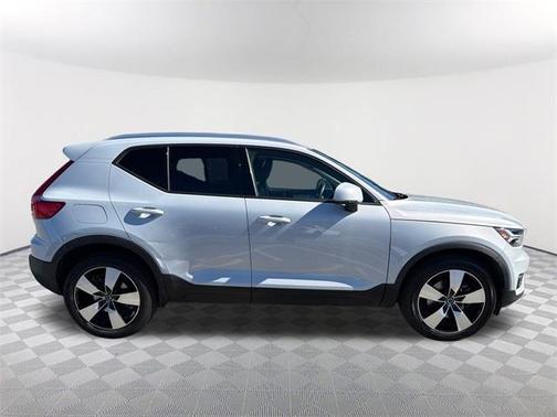 2021 Volvo XC40 T4 Momentum