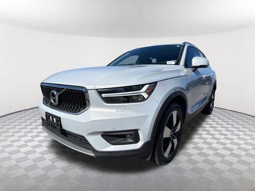 2021 Volvo XC40 T4 Momentum