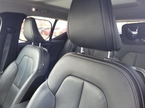2021 Volvo XC40 T4 Momentum