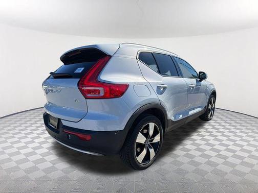2021 Volvo XC40 T4 Momentum