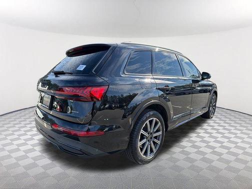 2022 Audi Q7 45 Premium Plus