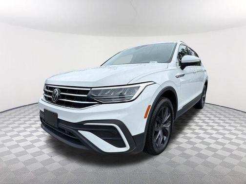 Pure White 2022 Volkswagen Tiguan 2.0T SE