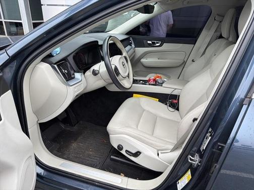 2020 Volvo XC60 T6 Momentum