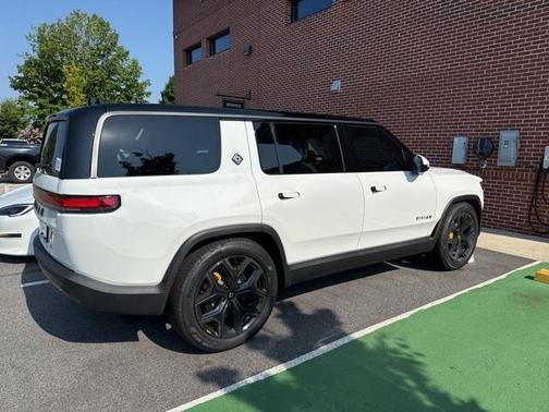 2025 Rivian R1S