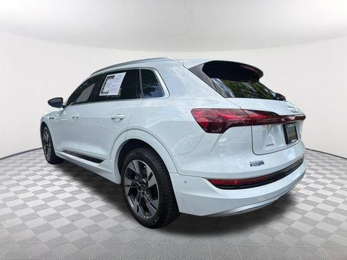 Glacier White Metallic 2022 Audi e-tron Premium Plus