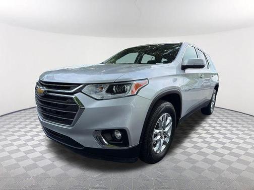 Silver Ice Metallic 2021 Chevrolet Traverse LT Cloth