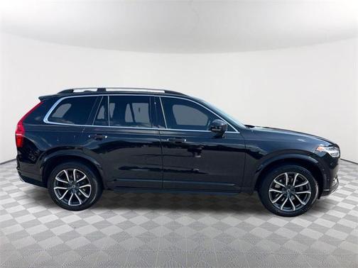 2017 Volvo XC90 T6 Momentum