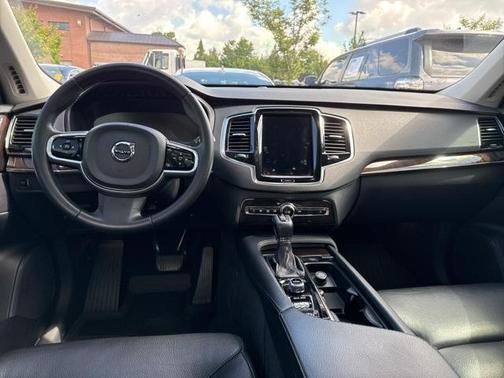 2017 Volvo XC90 T6 Momentum