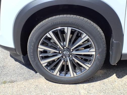 Everest White Pearl Tricoat/Super Black 2026 Nissan Pathfinder Platinum