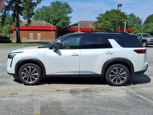 Everest White Pearl Tricoat/Super Black 2026 Nissan Pathfinder Platinum