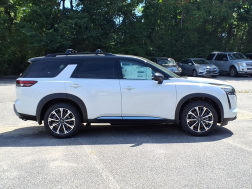 Everest White Pearl Tricoat/Super Black 2026 Nissan Pathfinder Platinum